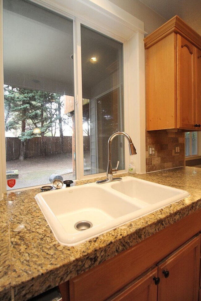 Building Photo - Alluring 4 Bedroom, 2.5 Bathroom Modern ho...