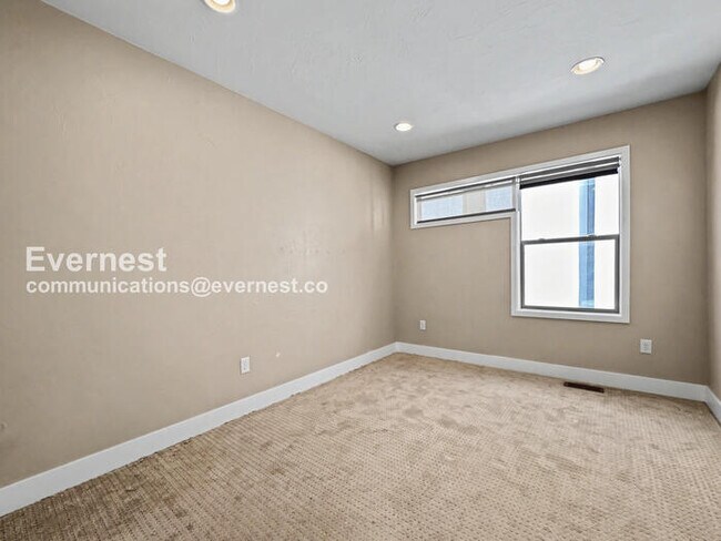 Building Photo - 3 Bed, 3.5 Bath Townhouse with Garage