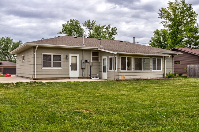 Building Photo - 105 Lynwood Dr