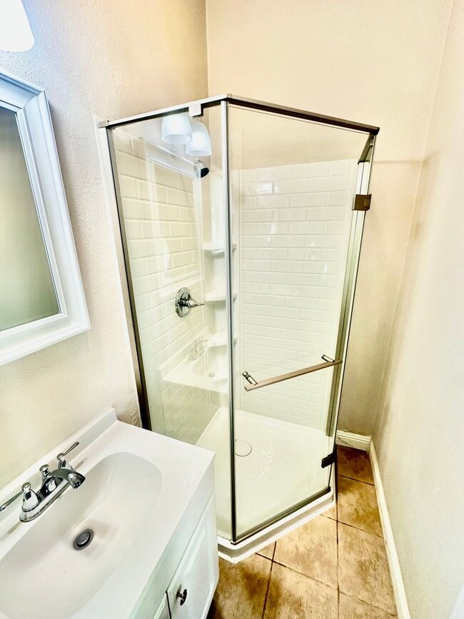 Building Photo - Fully Furnished Tower District Studio