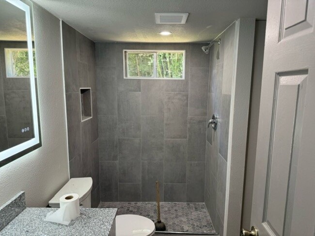 Building Photo - Newly Renovated, Cozy 2 Bedroom, 1 Bathroo...