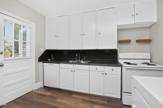 Building Photo - Charming 2BD/1BA Brick Duplex in NoDa!