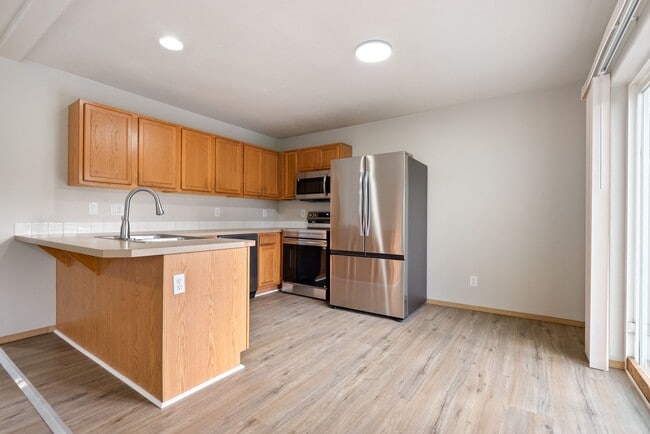 Building Photo - Beautiful Renovated 4b/2.5 bath home - SE Portland