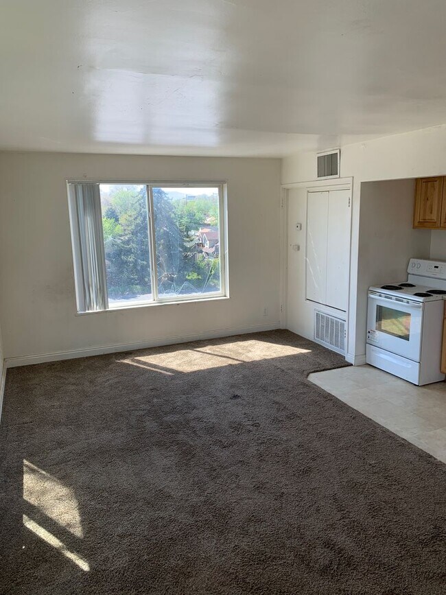 Building Photo - Studio apartment ONLY $995 !!