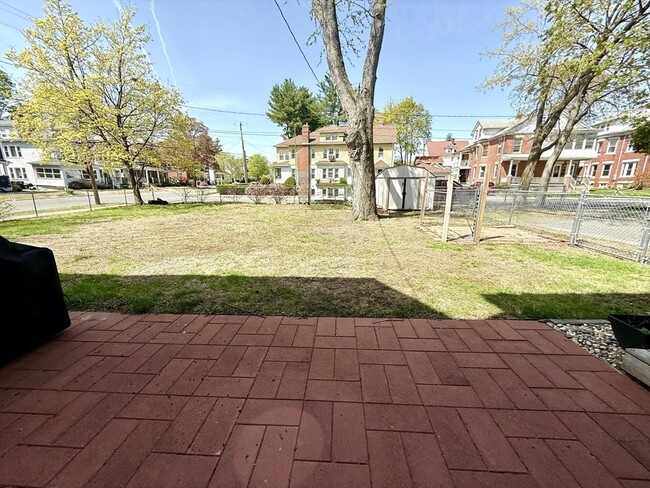 Building Photo - 323 Sargeant St