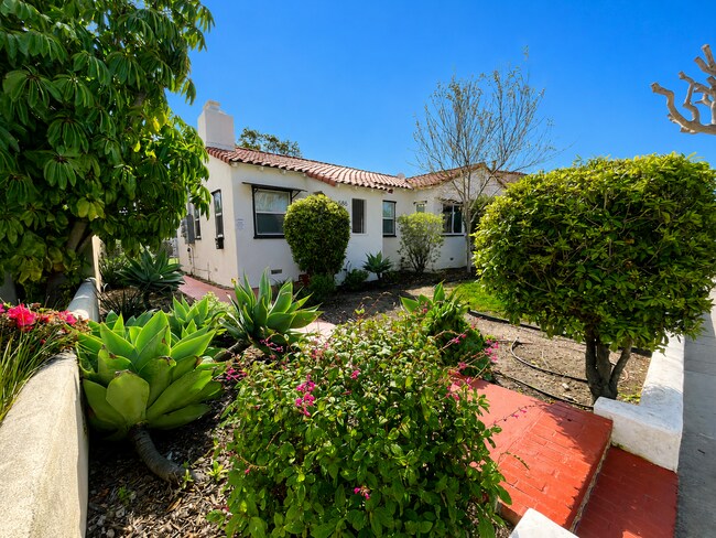 Building Photo - Completely Remodeled Spanish Style Midtown Apartment! Air Conditioning!
