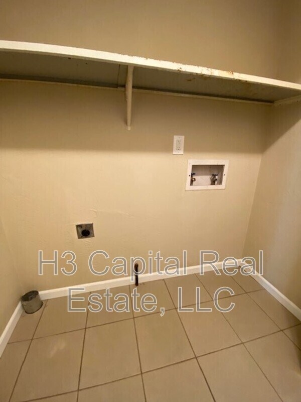 Building Photo - 112 Sunnyside St