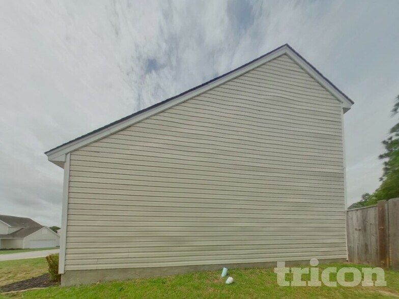 Building Photo - 672 Thornhill Dr