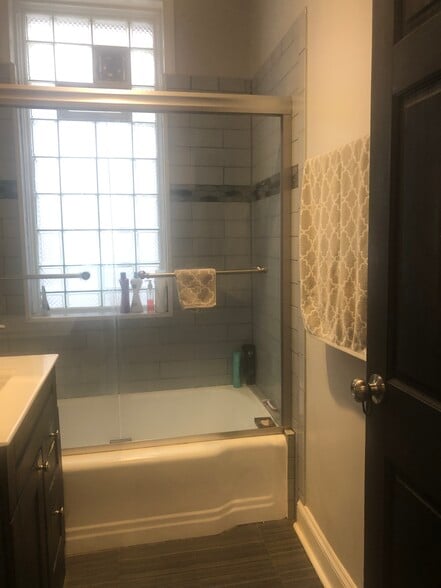 Bathroom - 1409 N Maplewood Ave