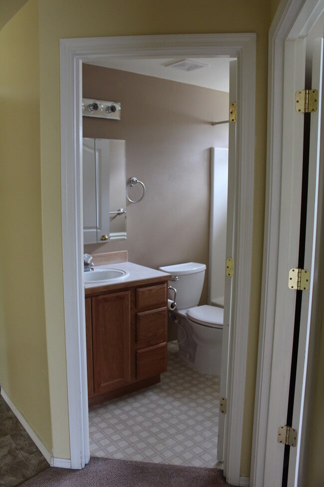 Building Photo - NE 4 Bedroom, 3 Bath, Gas Fireplace/Heat, ...