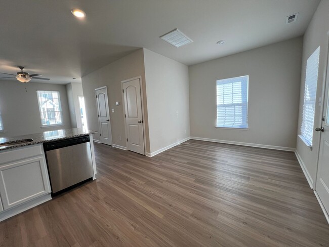 Building Photo - End unit townhome in the new Huntington Po...