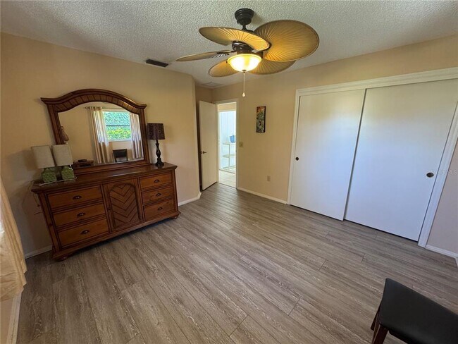 Building Photo - 549 Warwick Ln