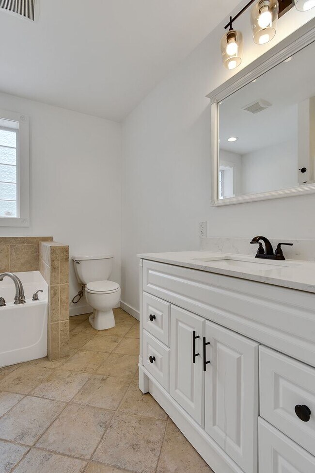 Building Photo - Gorgeous 4 bedroom, 3 1/2 bathroom home wi...