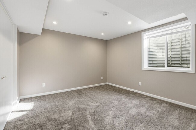 Building Photo - 5 bedroom, 3 bath home in desirable Arvada neighborhood.