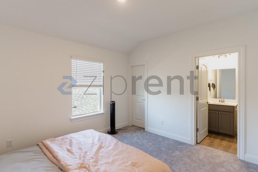 Building Photo - 113 Redonda Dr