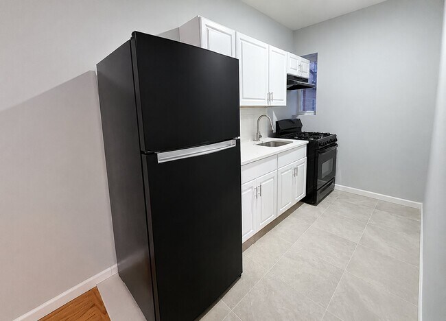 Building Photo - 515 W 7th St