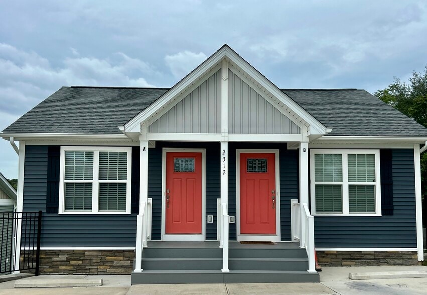 Beautiful craftsmen exterior to welcome you home - 2312-A Belle Ave NE
