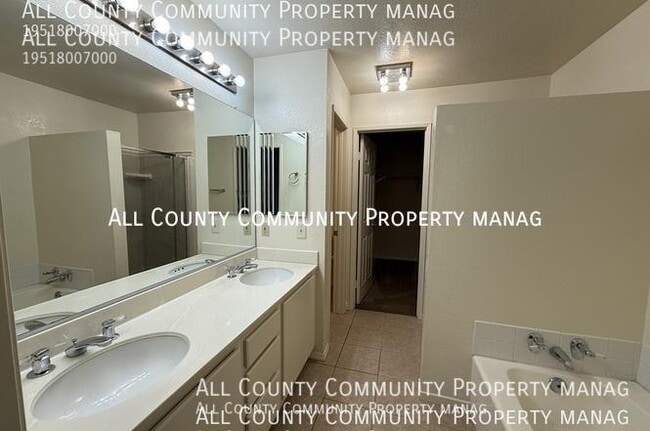 Building Photo - 2277 Oak Ave
