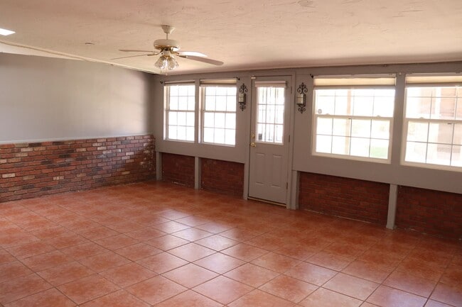 Building Photo - Large Home
