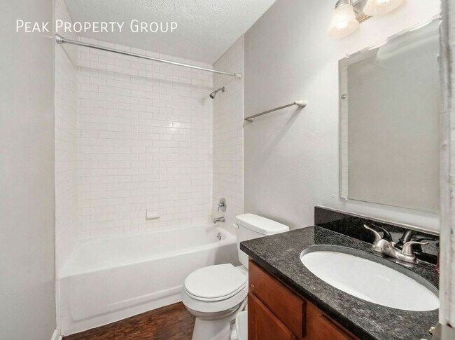 Building Photo - 1393-1395 Summit Street-2 Bedroom