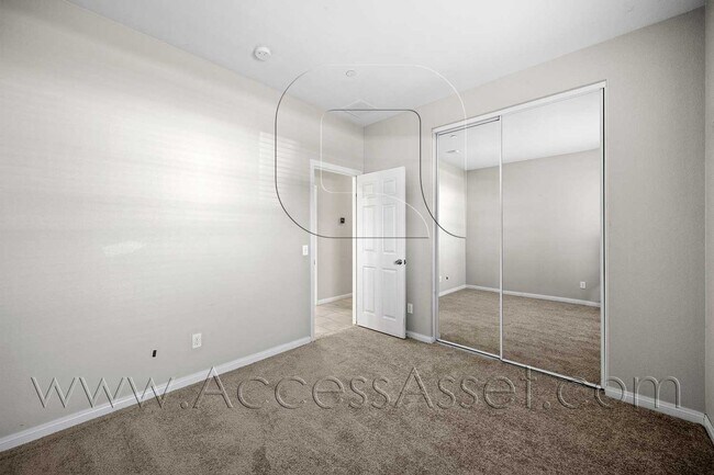Building Photo - Partially furnished 4 Bed/2 Bath Plus a Bo...