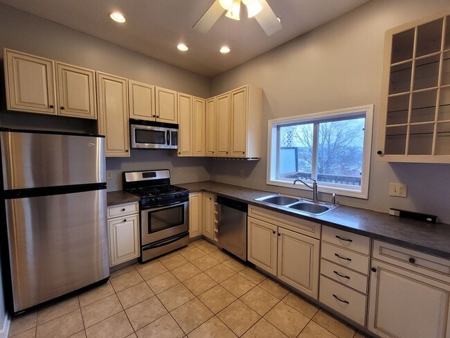 Building Photo - Beautiful 2 Bedroom Home in South Side - C...