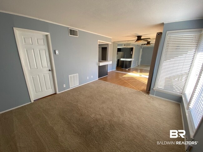 Building Photo - 2055 Sea Cliff Dr N