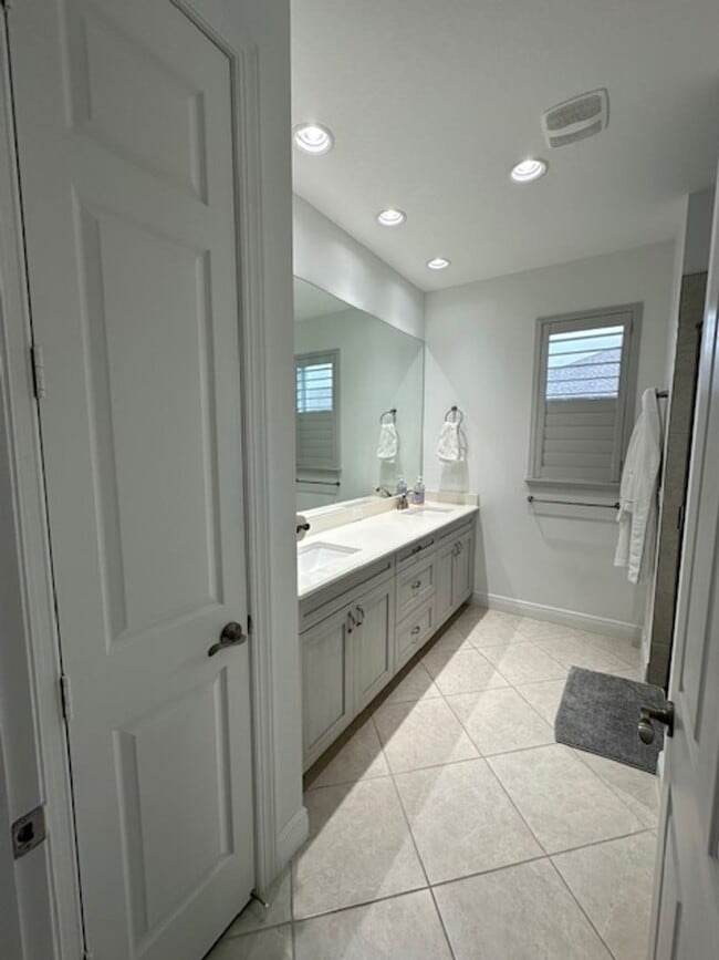 Building Photo - 8330 Summer Lake Dr SW