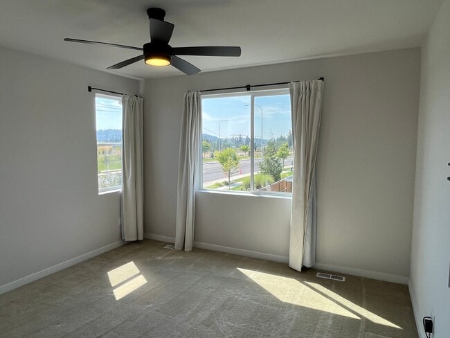Building Photo - Modern Luxury Meets Convenience in Hillsboro