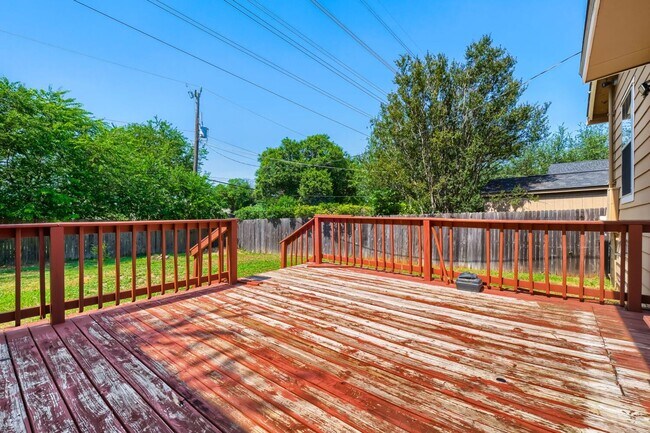 Building Photo - Alamo Heights home available now!