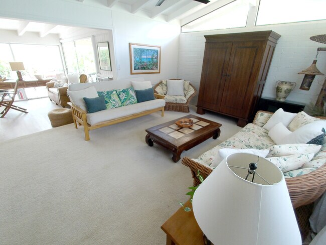 Living room w/vaulted ceiling - 426 Ilimano St