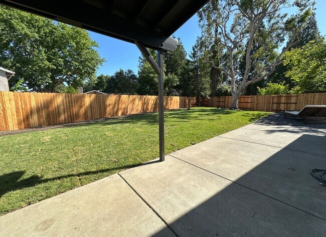 Building Photo - A Stunning desirable 3 Bedroom and 2.5 Bat...