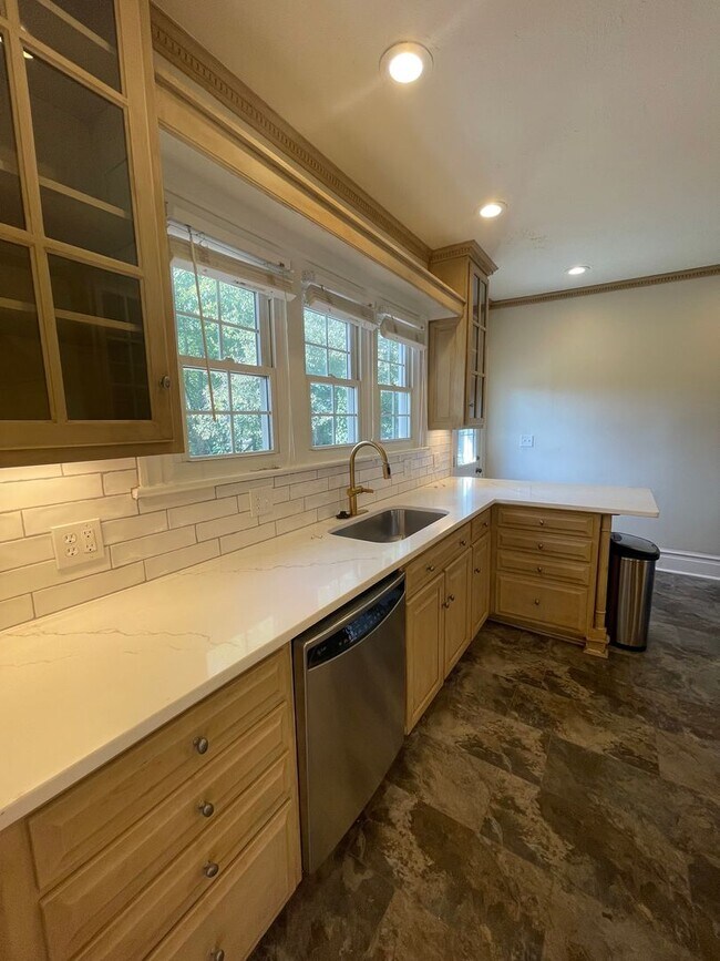 Building Photo - Updated 3/2 House in Old East Rome $1,895