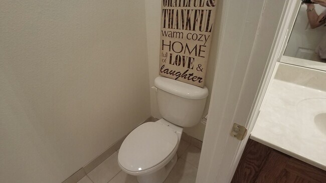 Building Photo - Beautiful Furnished 2/2.5  Pool View Condo x Rent Close to Universities.