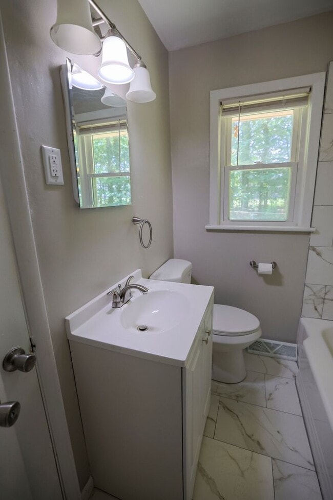 Building Photo - Fully Remodeled & Move-in Ready!