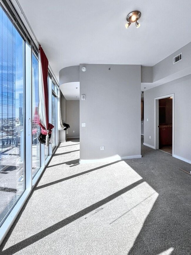 Building Photo - Beautiful 1-Bedroom Condo with Stunning Do...