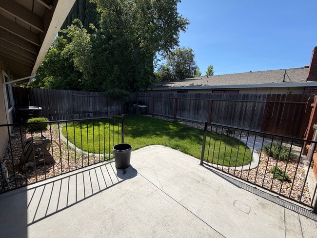 Building Photo - Well Maintained Duplex