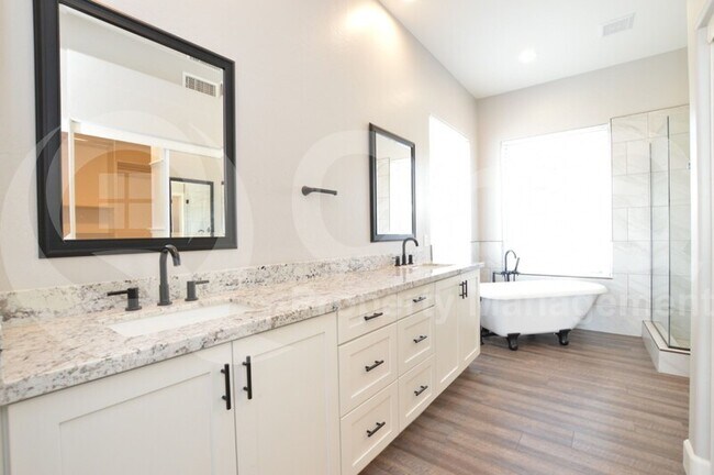 Building Photo - 1312 W Chilton Ave