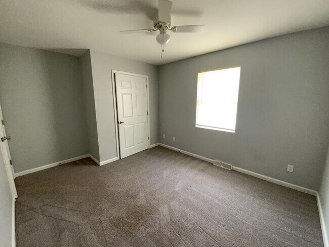 Building Photo - 4623-4623 W Bainbridge Dr