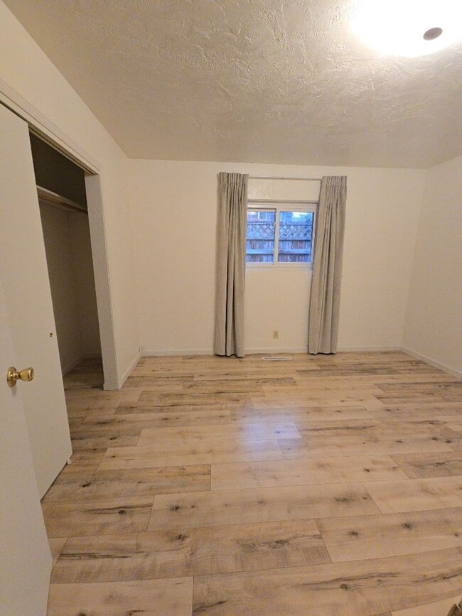 Building Photo - Spacious 4 Bedroom, 2 Bathroom Jacksonville Home