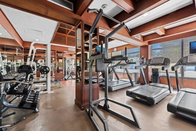 Building Photo - 600 NE 36th St