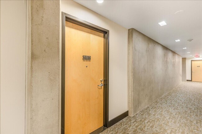 Building Photo - Modern Pearl District Condo – 1 Bedroom + ...