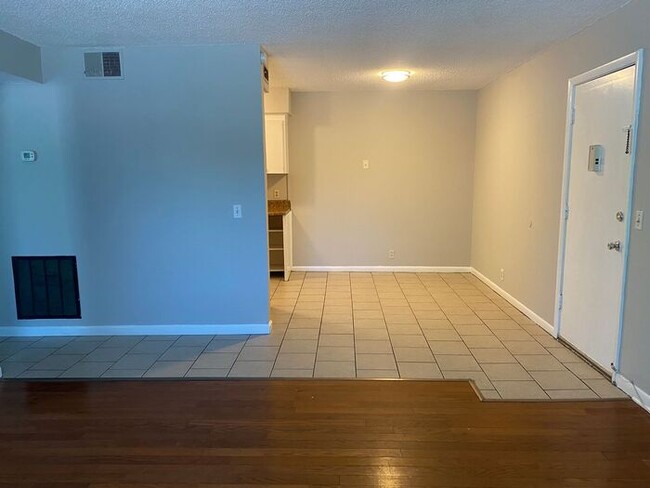 Building Photo - Cute & Affordable 1 Bedroom in Madison