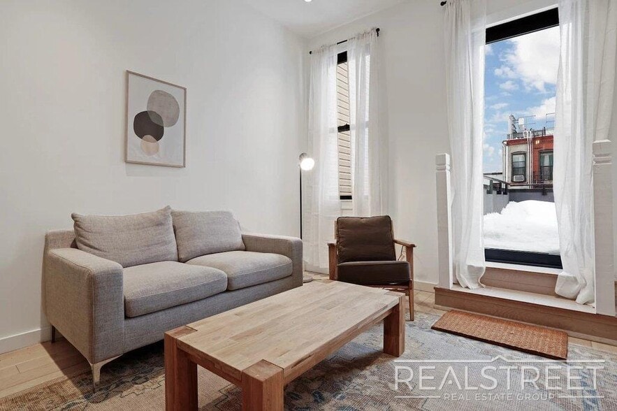 Building Photo - Spacious Bushwick 6BR with Open Kitchen, Laundry & Roof Deck