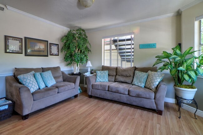 Building Photo - Pet Friendly Townhome in Provo