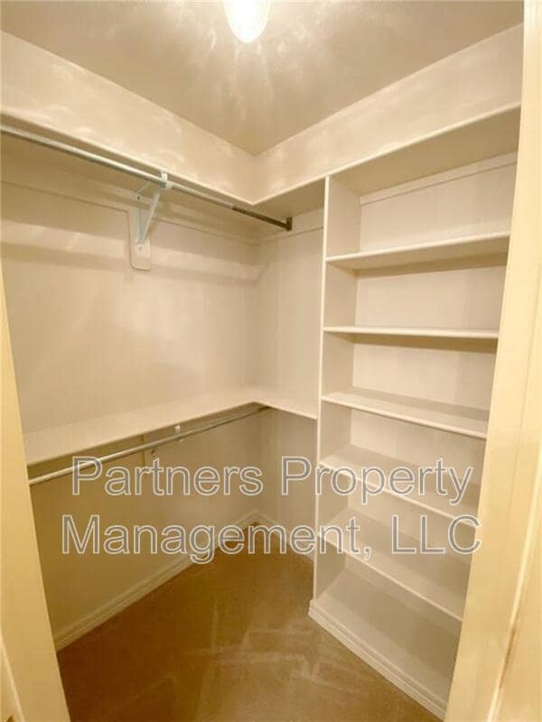 Building Photo - 1633 S Tally Ho Dr