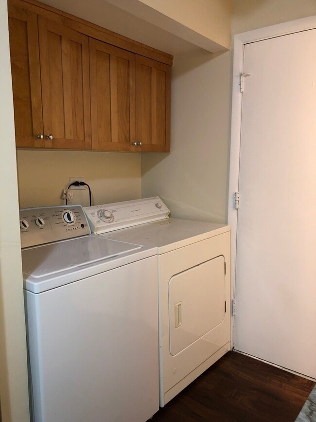 Building Photo - 1902 Rosewood Ct