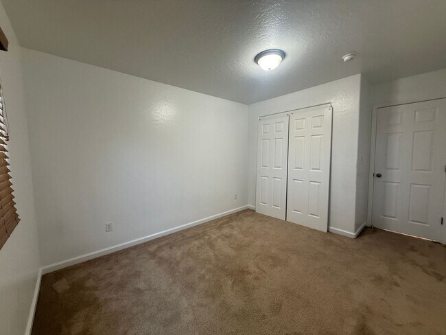 Building Photo - 3-bedrooms and two bathrooms home located in Visalia, CA