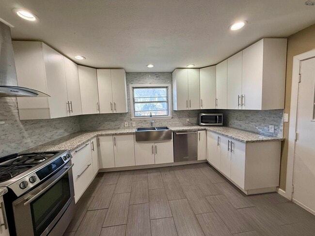 Building Photo - 2101 Jones St