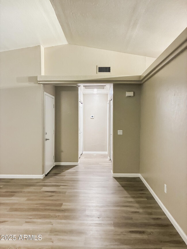 Building Photo - 9105 W Raven Dr